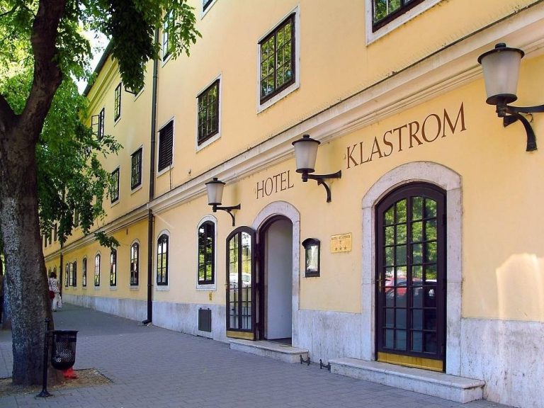<a href='http://hellogyor.hu/en/gastronomy/klastrom-hotel-szent-istvan-etterem/'>Klastrom Hotel Szent István Étterem</a>