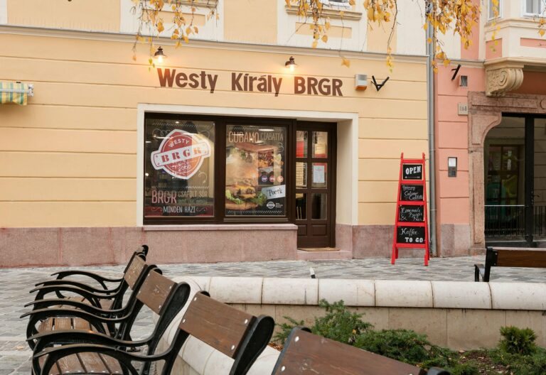 <a href='http://hellogyor.hu/en/gastronomy/westy-kiraly-brgr/'>Westy Király Brgr</a>